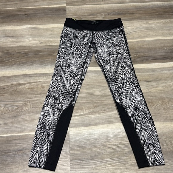 Nike Black and White Dri-FIT Leggings size medium - Picture 3 of 8